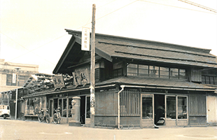 歴史ある佇まいの那波紙店、外観写真1