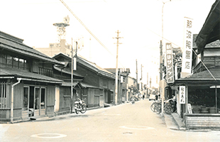 歴史ある佇まいの那波紙店、外観写真2