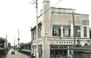 歴史ある佇まいの那波紙店、外観写真3